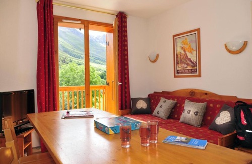 Albiez-Montrond Apartment | At the foot of shops, swimming pool, terrace, balcony, parking, tv, ski locker, 35m²