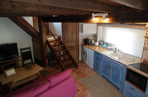 Greolieres Apartment | Au Pied du Château. Studio in the heart of the medieval village of Gréolières.