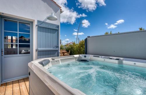 Saint-Gilles-Croix-de-Vie Villa | Bains de Mer House & Jacuzzi steps from the beach Walk to town Sleeps 6
