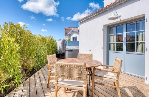 Saint-Gilles-Croix-de-Vie Villa | Bains de Mer House & Jacuzzi steps from the beach Walk to town Sleeps 6