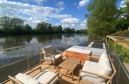 Montreuil-Juigne Boat Rental | Bateau logement tout confort, vue magique!