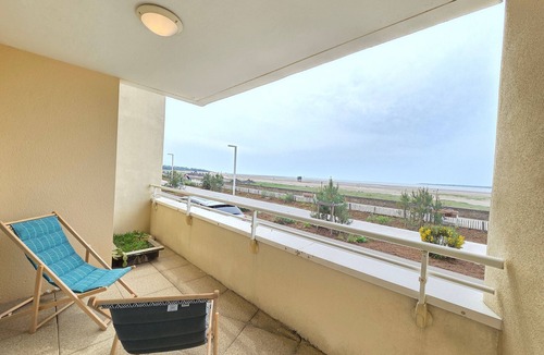 Saint-Brevin-les-Pins Apartment | Beachfront 1-Bedroom Apartment with Balcony in Saint-Brevin-les-Pins