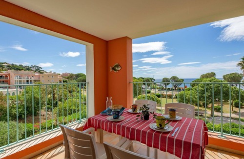 Plage de la Garonnette Apartment | Beautiful apartment for 4 people with pool, WIFI, A/C, TV and terrace