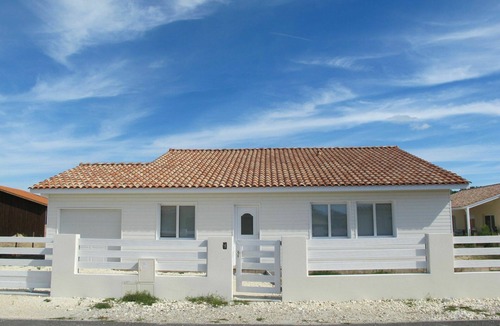 Vensac Villa | Beautiful private villa for 8 guests with WIFI, private pool, TV, terrace and pets allowed