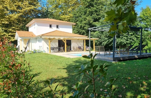 Saint-Jean-de-Marsacq Villa | Beautiful villa with swimming pool and wooded garden 20 minutes from the beach