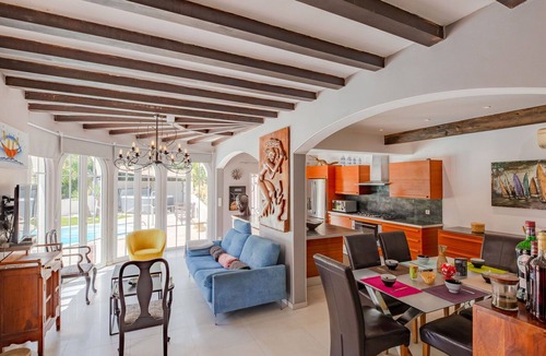 Plage de la Garonnette House | Beautiful private villa for 6 people with private pool, WIFI, A/C, hot tub, TV and terrace