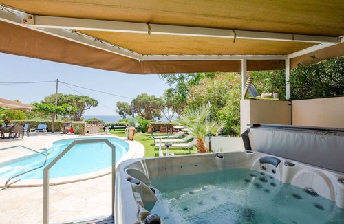 Plage de la Garonnette House | Beautiful private villa for 6 people with private pool, WIFI, A/C, hot tub, TV and terrace