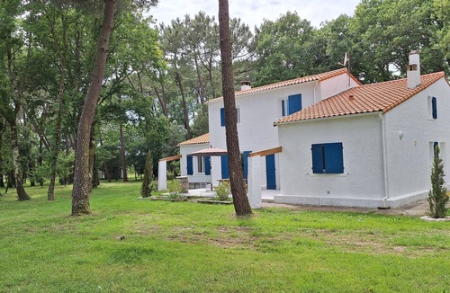 Breuillet House | Beautiful, peaceful family home set in 4300 m2 of parkland