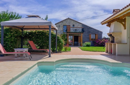 Madaillan Villa | Beautiful private villa for 6 guests with WIFI, A/C, private pool, TV, terrace and pets allowed