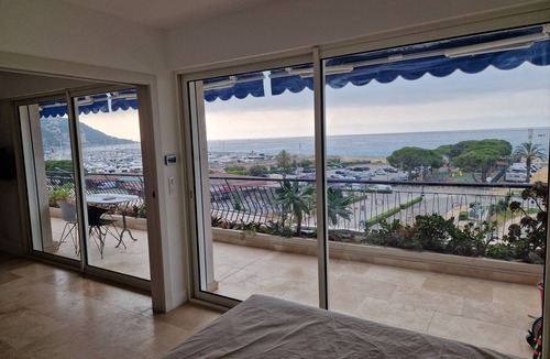 Menton Apartment | Beautiful sea view, beach 100m away. All comforts. As new
