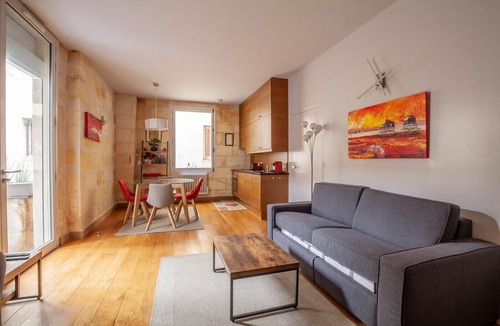 Bordeaux City Centre Apartment | Beautiful stone flat for 4 in the Rue des Antiquaires