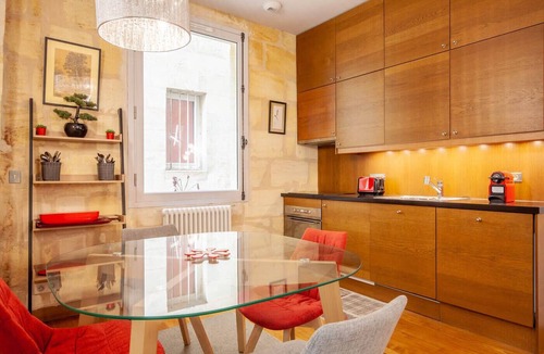 Bordeaux City Centre Apartment | Beautiful stone flat for 4 in the Rue des Antiquaires