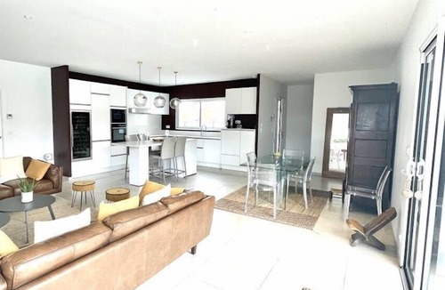 Gujan-Mestras Villa | Beautiful villa with heated pool, outdoor bar and south facing garden