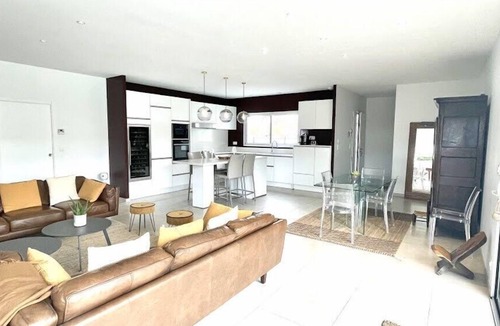 Gujan-Mestras Villa | Beautiful villa with heated pool, outdoor bar and south facing garden