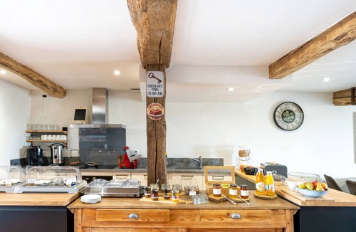 La Bastide-Clairence Bed & Breakfast | Bed and Breakfast 'Etxea' with Mountain View, Wi-Fi and Air Conditioning