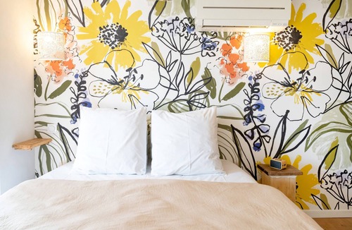 La Bastide-Clairence Bed & Breakfast | Bed and Breakfast 'Maison Perbos 1556 - Lurra' with Shared Pool, Wi-Fi and Air Conditioning