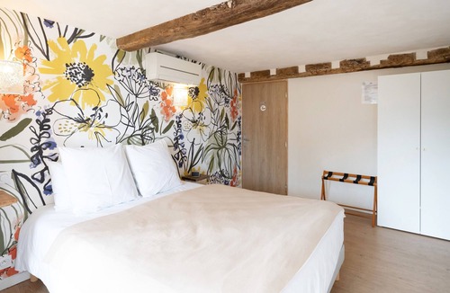 La Bastide-Clairence Bed & Breakfast | Bed and Breakfast 'Maison Perbos 1556 - Lurra' with Shared Pool, Wi-Fi and Air Conditioning