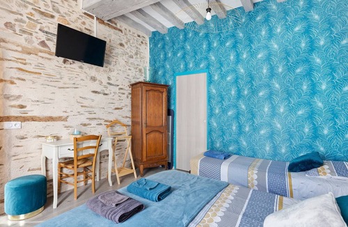 Nyoiseau Bed & Breakfast | Bed and Breakfast 'Le Relais Des Hirondelles-Le Cèdre' with Wi-Fi