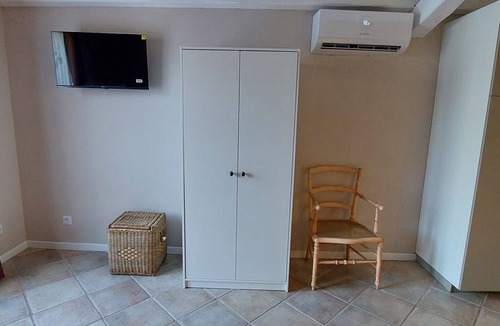 Besse-sur-Issole House | Bed and breakfast with breakfast included, in Besse sur Issole.