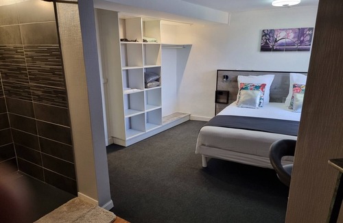 Piegut-Pluviers Bed & Breakfast | Bed and Breakfast 'Suite Romantique' with Shared Pool, Shared Terrace and Wi-Fi