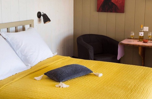 Monbazillac Bed & Breakfast | Bed and Breakfast 'Chambre D'hôte Indépendante' with Shared Pool, Private Terrace and Wi-Fi