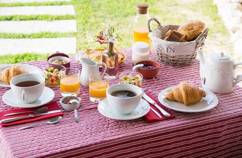 Monbazillac Bed & Breakfast | Bed and Breakfast 'Chambre D'hôte Indépendante' with Shared Pool, Private Terrace and Wi-Fi
