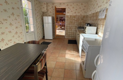 Verrieres Bed & Breakfast | Bed and Breakfast 'Chambre Jaune' with Shared Terrace, Shared Garden and Wi-Fi