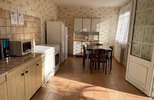 Verrieres Bed & Breakfast | Bed and Breakfast 'Chambre Jaune' with Shared Terrace, Shared Garden and Wi-Fi