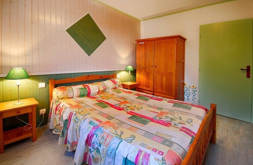Verrieres Bed & Breakfast | Bed and Breakfast 'Chambre Verte' with Shared Terrace, Shared Garden and Wi-Fi