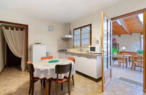 Semussac Bed & Breakfast | Bed and Breakfast 'Chambre D'hôtes Vanille' with Shared Terrace, Private Garden and Wi-Fi