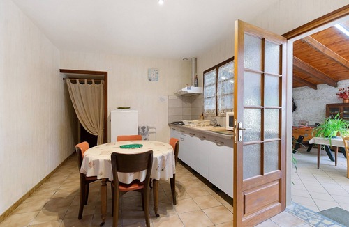 Semussac Bed & Breakfast | Bed and Breakfast 'Chambre D'hôtes Vanille' with Shared Terrace, Private Garden and Wi-Fi