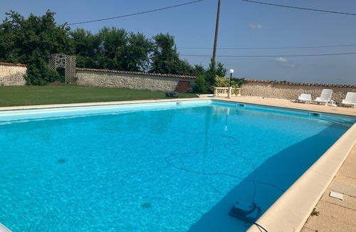 Segonzac Bed & Breakfast | Bed and Breakfast 'D'hôtes' with Shared Pool, Shared Terrace and Wi-Fi