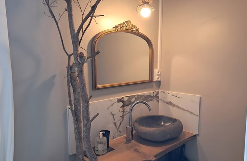 Folles Bed & Breakfast | Bed and Breakfast 'La Chambre JP À "Parenthèse"' with Mountain View, Shared Garden and Wi-Fi