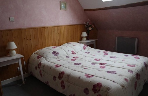 Courcemont Bed & Breakfast | Bed and Breakfast 'La Rivetière - Chambre Les Rouges' with Shared Terrace, Shared Garden and Wi-Fi
