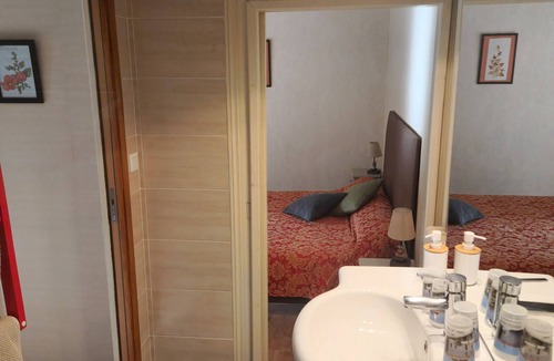 Reaux Bed & Breakfast | Bed and Breakfast 'Le Vieux Noyer - Tilleul' with Shared Garden and Wi-Fi