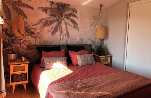 Ginasservis Bed & Breakfast | Bedroom and bathroom. Breakfast and private pool area included.