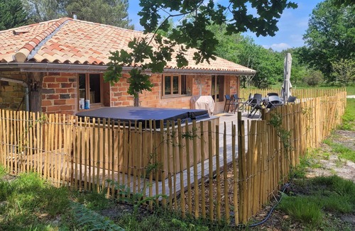 Sainte-Helene House | Bergerie Moderne au Milieu de La.foret Calme et Volupté Jacuzzi