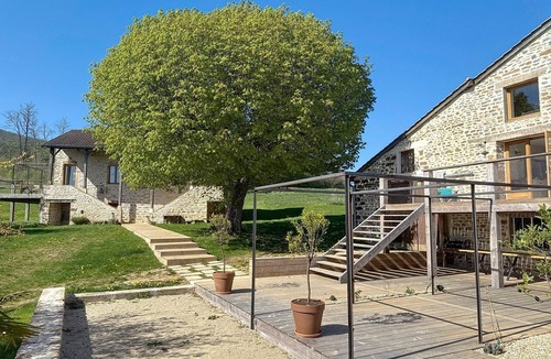 Saint-Gengoux-de-Scisse Villa | Between vineyards and forest, secluded estate with swimming pool and magnificent view
