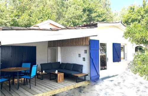 Mees House | C'est une maison bleue adossée à la forêt - longue durée possible