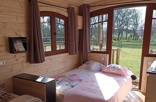 Saint-Romain-de-Benet Other | Caravan in the heart of an alpaca farm