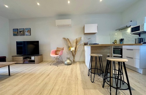 Brive-la-Gaillarde Apartment | CASA BLUM #3 - T2 climatisé avec terrasse, à 2 pas de la gare