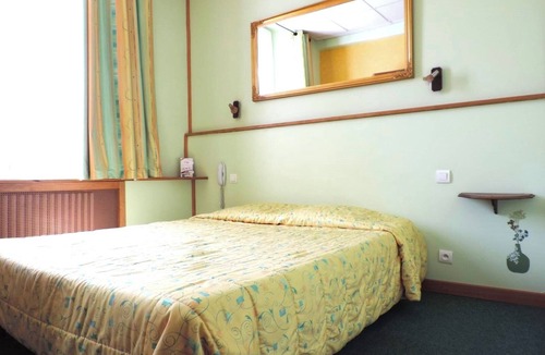 Digne-les-Bains Hotel | Central Double Bed Room | Secure Bicycle Shelter | 4.3mi to Golf Resort