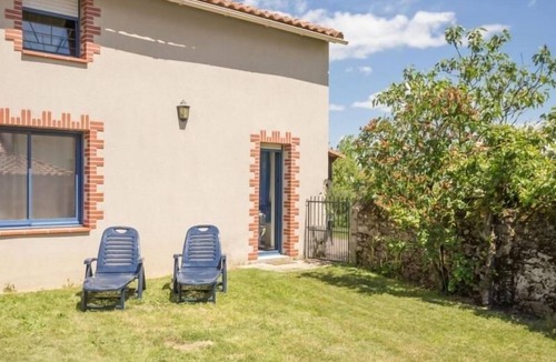 Saint-Philbert-de-Grand-Lieu Cottage | Charming Cottage on Organic Vineyard, Near Nantes with Bikes & Wi-Fi