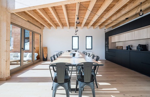 Fontcouverte-la-Toussuire Ski Chalet | Chalet Luxe Black Arves – Spacious Retreat for Families & Friends