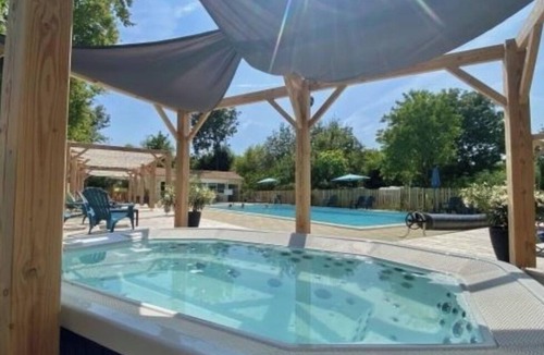 Coulon Ski Chalet | Chalet at a beautiful 4-star campground in the heart of the Poitevin Marshes