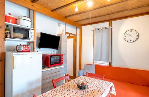 Hasparren Ski Chalet | Chalet 'Ortalon - Hasparren' with Shared Pool, Wi-Fi, and Air Conditioning
