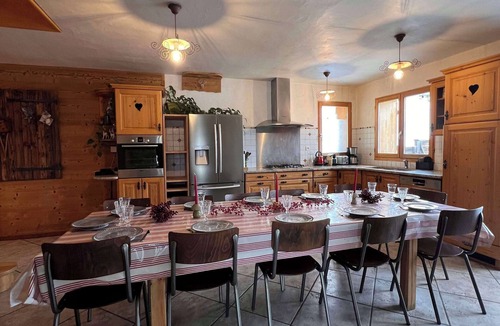 Albiez-le-Vieux Ski Chalet | Chalet Zénith at the foot of the ski slopes, facing the Aiguilles mountains