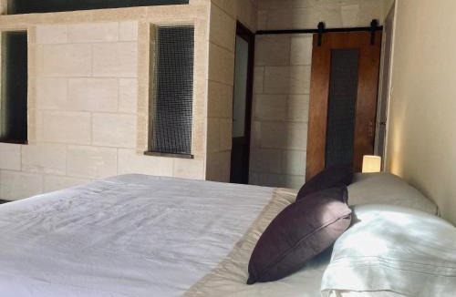 Laruscade House | Chambre avec salle de bain privée à la campagne