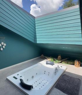 Saint-Martial-sur-Ne Bed & Breakfast | chambre AZZURO avec jacuzzi lit rond et jardin avec piscine