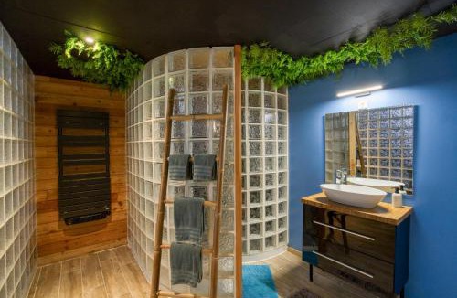 Saint-Martial-sur-Ne Bed & Breakfast | chambre AZZURO avec jacuzzi lit rond et jardin avec piscine
